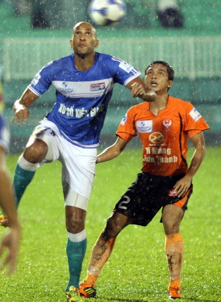 Trên sân Thống Nhất, Sài Gòn Xuân Thành vượt qua Kienlongbank Kiên Giang với tỉ số tối thiểu 1-0. Ảnh Infonet